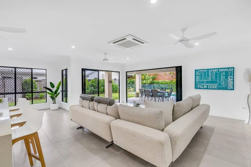 Lagoon Palms - By The Beach Pool Luxury Trinity Beach Australia