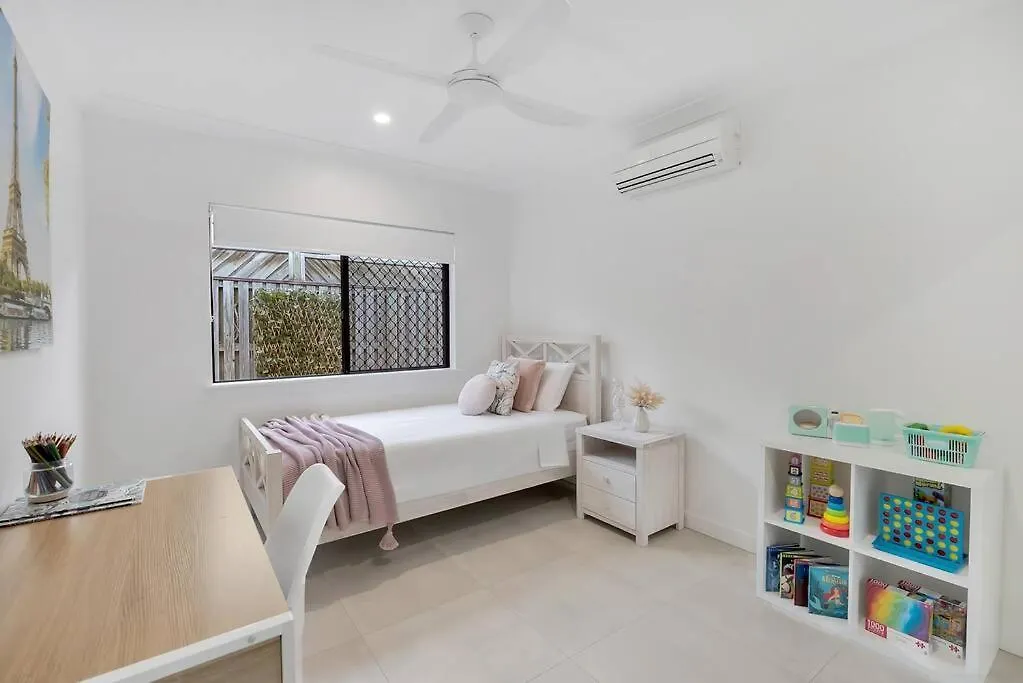 Lagoon Palms - By The Beach Pool Luxury Trinity Beach Apartment